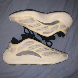 Yeezy 700 V3 Azael size 8